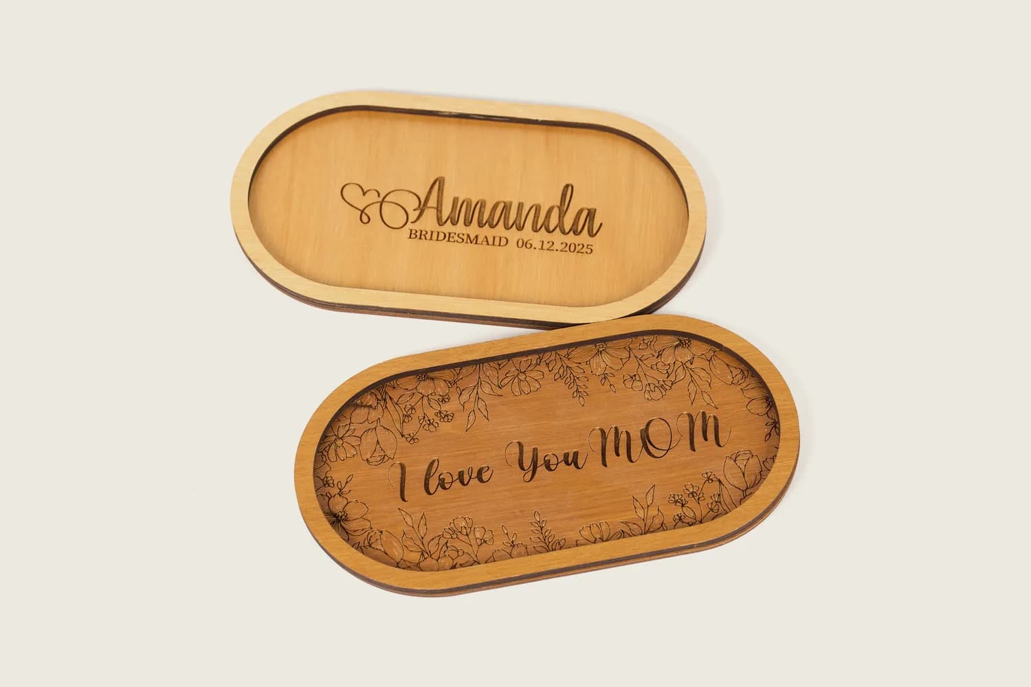 Dwie owalne drewniane tacki z grawerem: „Amanda, Bridesmaid 06.12.2025” i „I love You MOM” w kwiatowej ramce